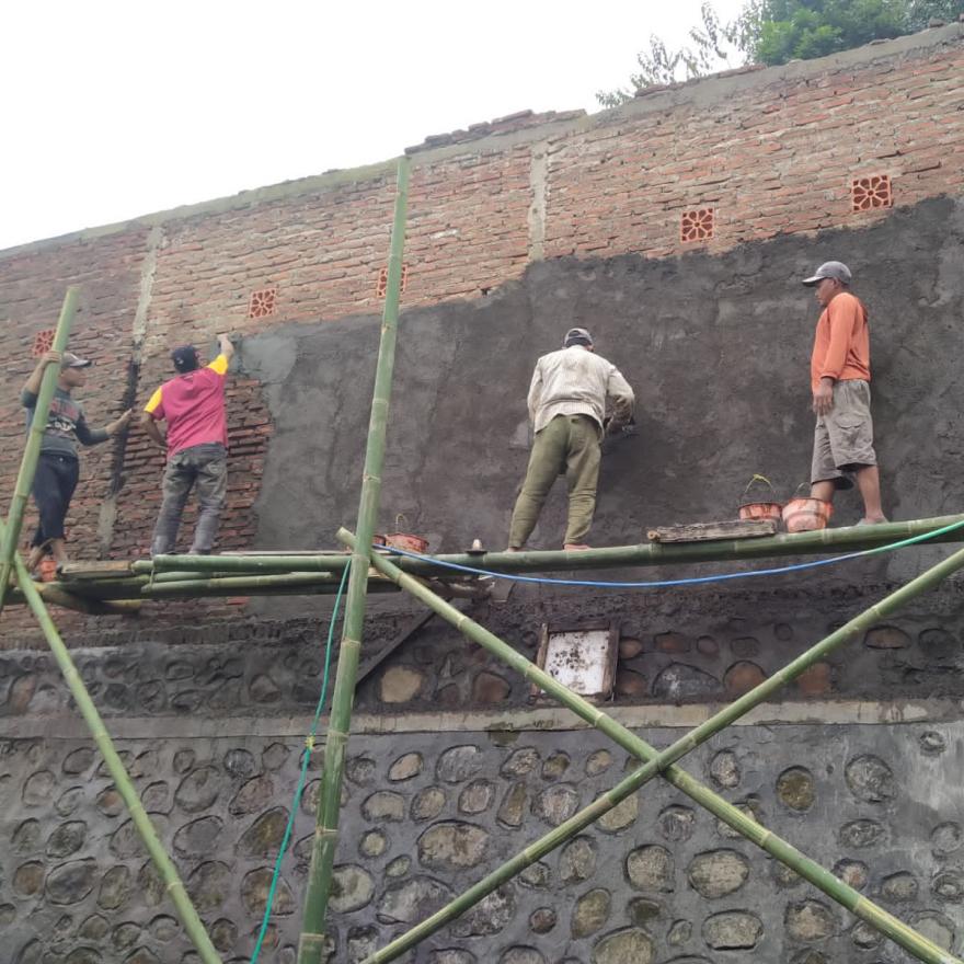 Gotong Royong Untuk Memperbaiki Kantor Desa